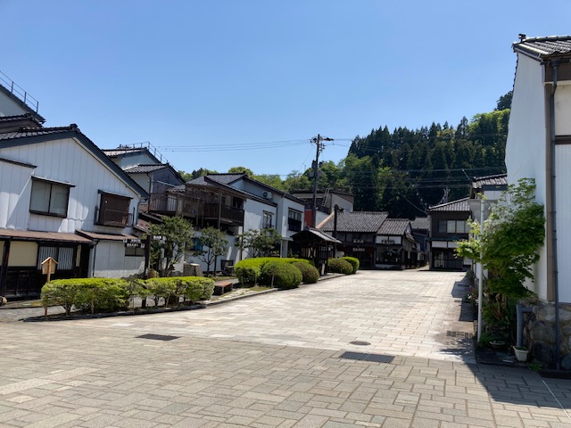 八尾曳山展示館前